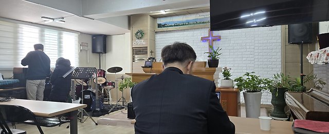 다민족 교회와 지역 교회를 찾아 말씀을 전했습니다