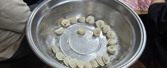 새해 첫날, 만두를 빚고 함께 예배했습니다