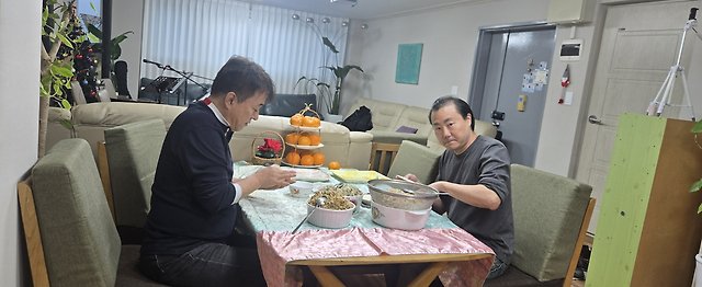 새해 첫날, 만두를 빚고 함께 예배했습니다